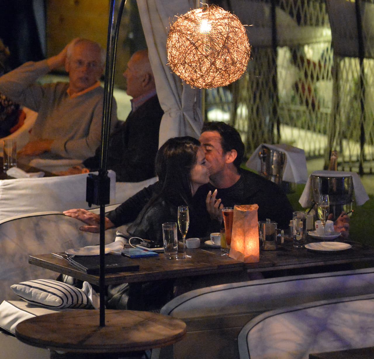 Adriana Lima rompió con el receptor de New England Patriots Julian Edelman hace sólo una semana. Sin embargo, se le vio besándose en un restaurante con el chico malo de los muchachos de Nueva York Mitch, Matt Harvey. Estas son las primeras fotos de la nueva pareja. La pareja llegó en yate y cenaron y tomaron champán por horas en el River Yacht Club el 15 de marzo de 2017, en Miami, Florida.