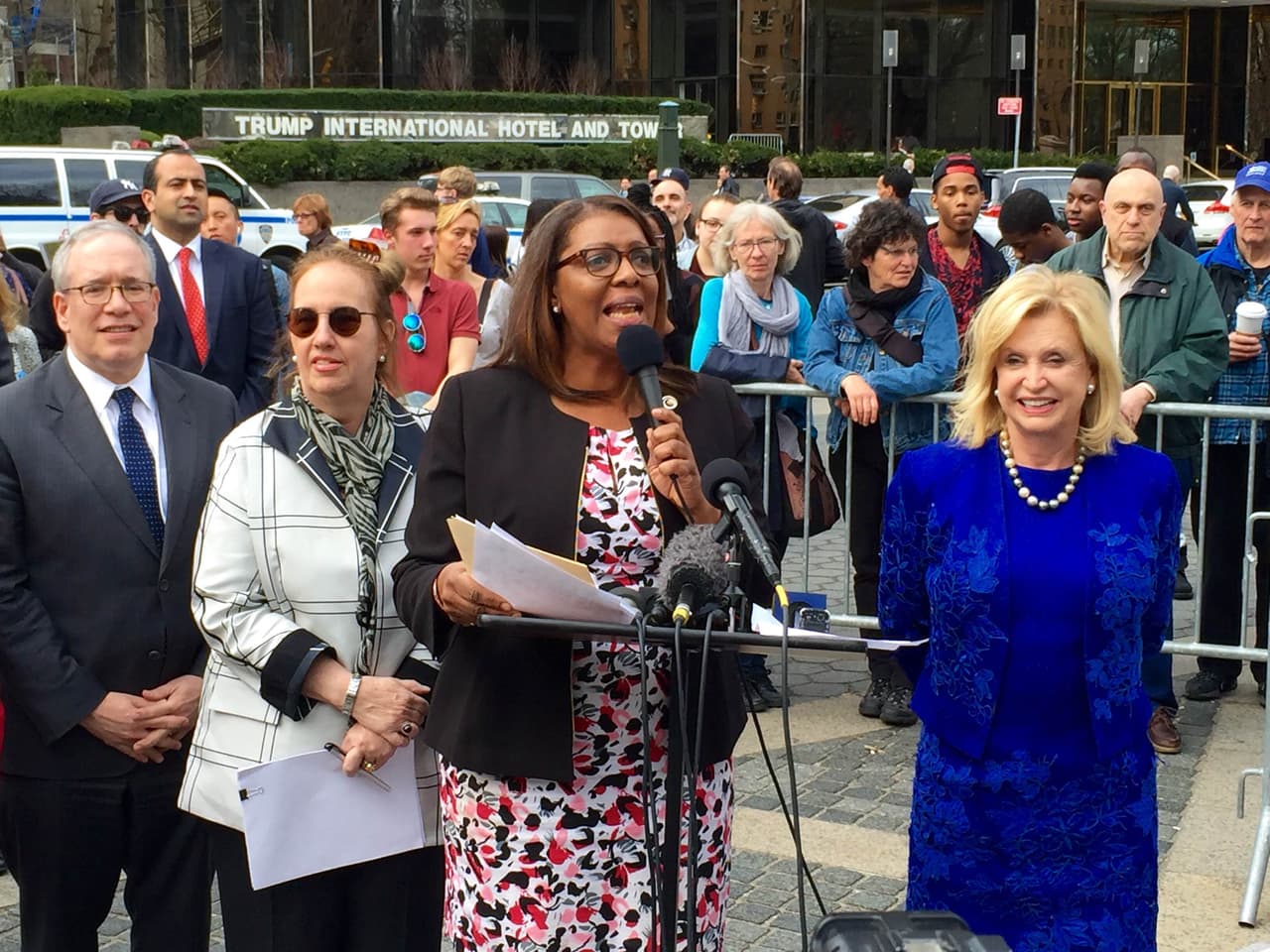 La defensora pública de NYC, Letitia James, se sumó a la protesta.