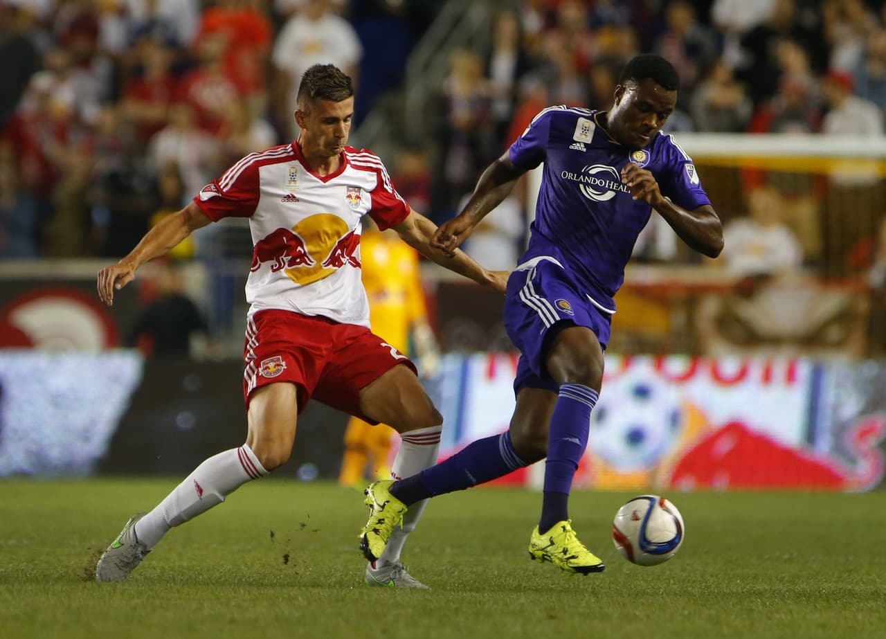 El canadiense Cyle Larin se destapó con otro hat-trick.