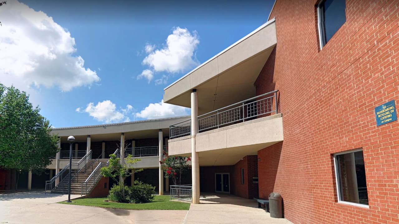 Arrestan a dos jóvenes sospechosos por hacer amenazas de tiroteo en preparatoria del norte de Texas 