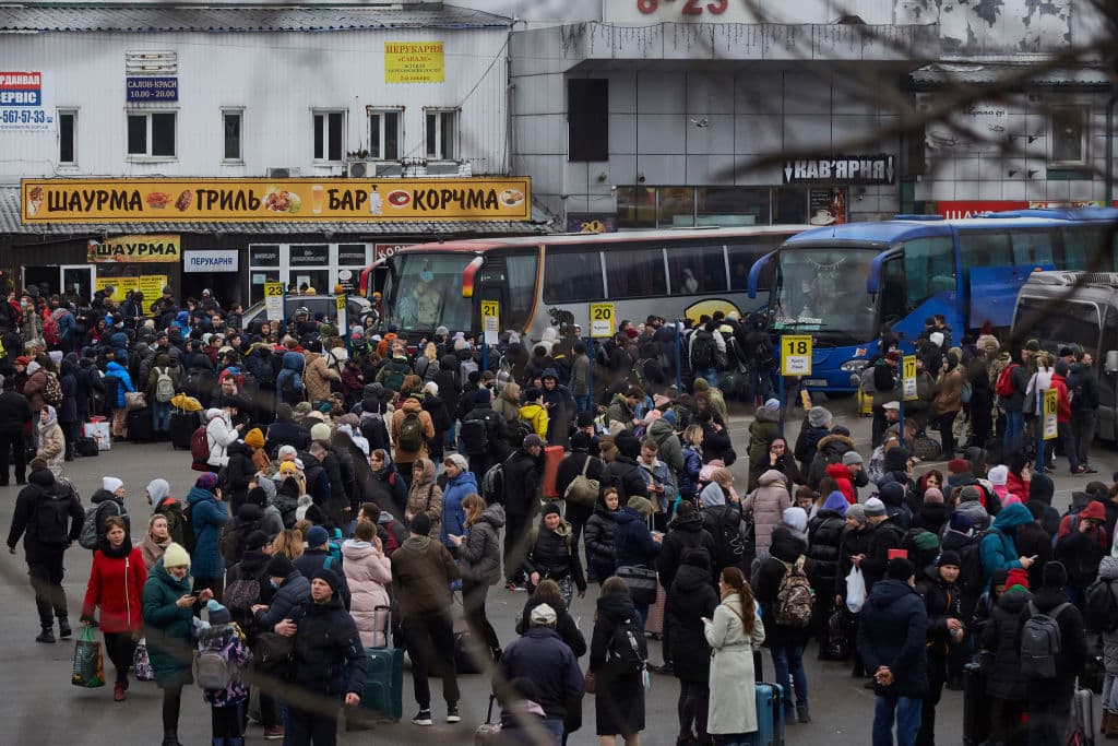 En esta imagen se puede apreciar el movimiento de personas que esperan por autobuses para huir hacia el oeste, lo más lejos posible de las fronteras rusas.