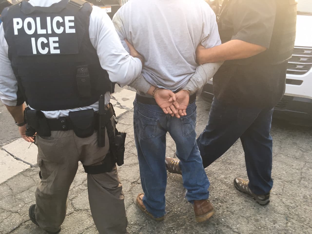 Carlos dijo a Univision Noticias que le dolió que lo hayan arrestado frente a su familia.