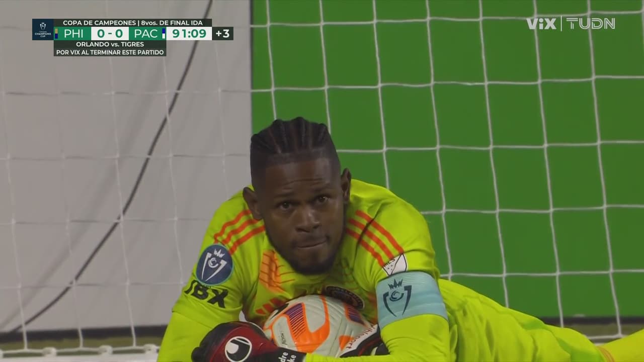 Montiel se anima a pegarle de primera y Blake aprisiona el esférico