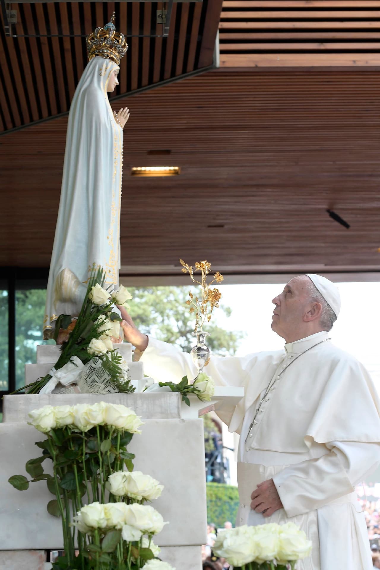 "Declaramos y definimos como santos a los beatos Francisco Marto y Jacinta Marto y los inscribimos en el catálogo de los santos, decretando que sean devotamente honrados entre los santos en toda la Iglesia", dijo el pontífice católico.