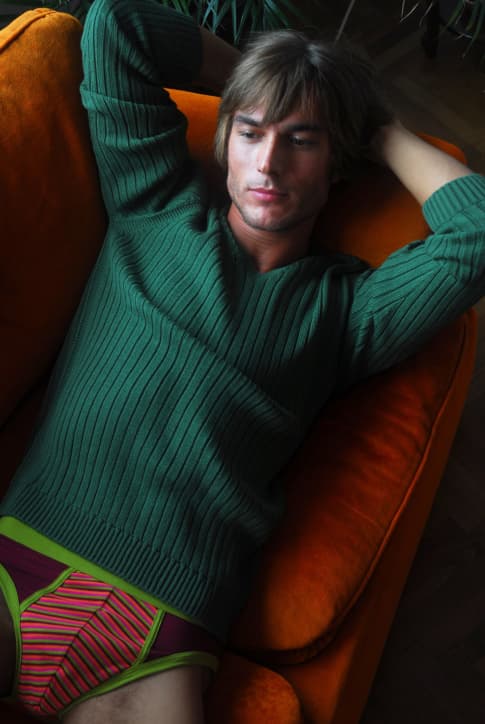 Enloquece a la pareja pues invita a la intimidad refrescante, a la exploración discreta, pero al mismo tiempo intensa, natural y apasionada. La prenda íntima de ese color es decididamente provocativa en el cuerpo de Libra