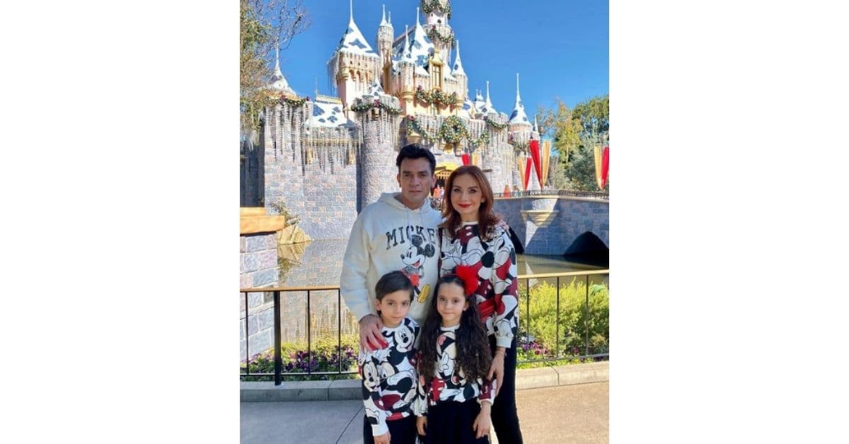 Elizabeth Álvarez y Jorge Salinos con sus hijos