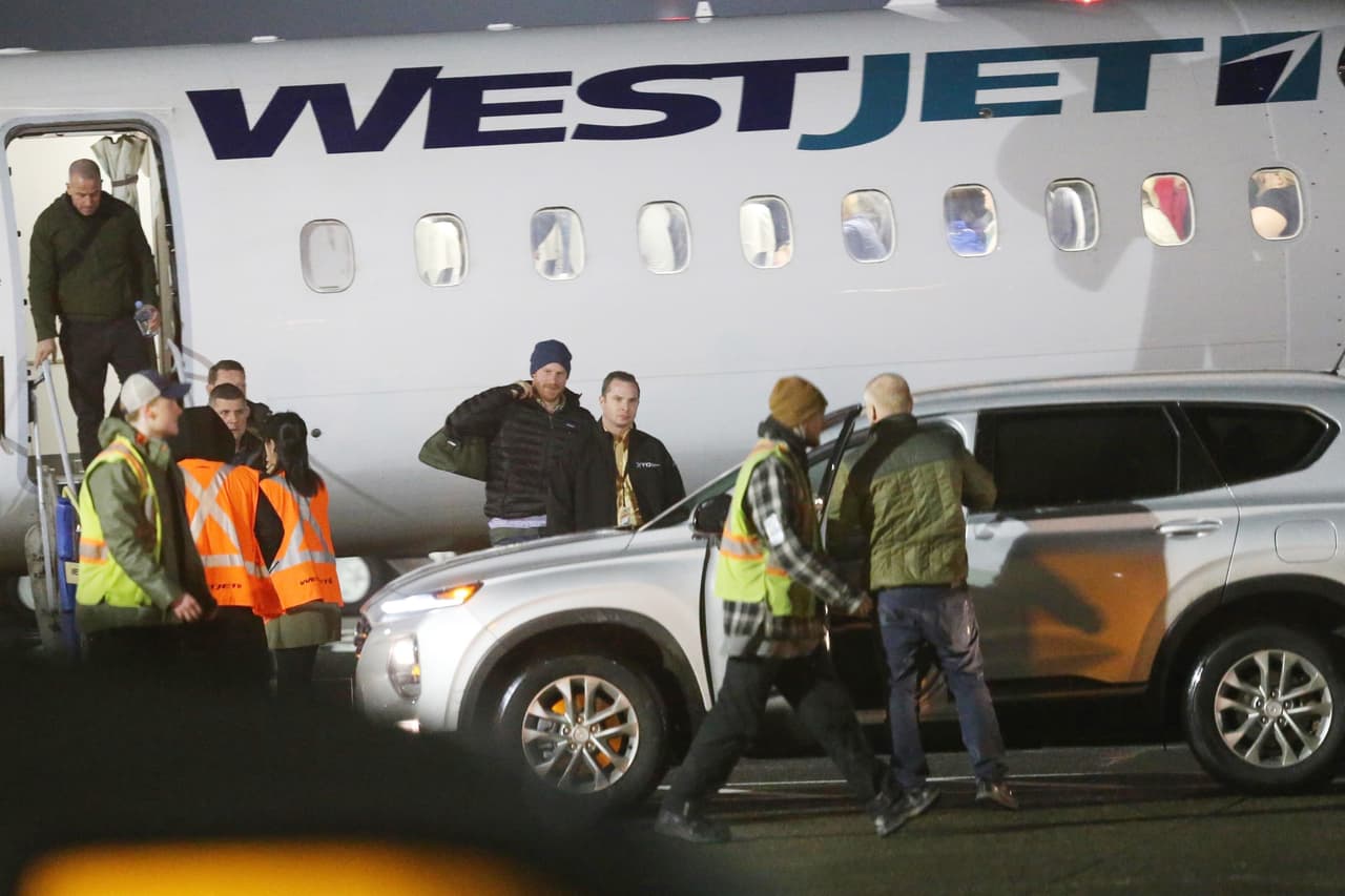 La llegada del príncipe Harry a su nuevo hogar, después de diez días de no haber visto a su familia, marca el inicio de su nueva vida, lejos de los deberes reales.