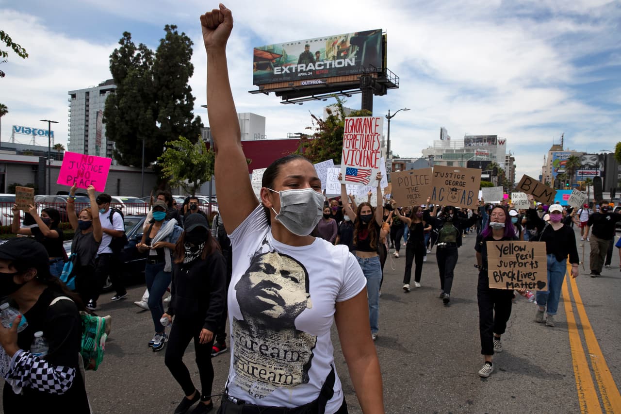 Miles de personas acompañaron la manifestación exigiendo justicia en el caso de la muerte del afroestadounidense George Floyd. La marcha concluyó sin incidentes.