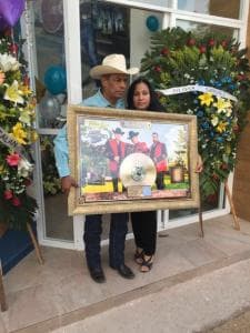 Ariel Camacho siempre contó con el apoyo y cariño de sus padres, el señor Benito Camacho y la señora Reynalda Barraza, quienes no dejan de visitar el panteón donde se encuentra el mausoleo en honor a su hijo para llevarle flores y recordarlo con cariño.