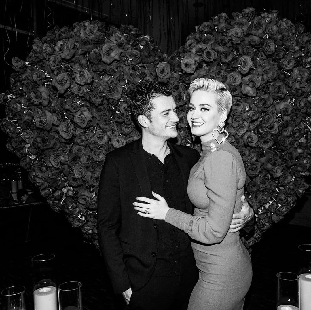 Tras unos meses de separación y el posterior reencuentro, la pareja anunció
<b> <a href="https://www.univision.com/famosos/con-un-gran-anillo-de-compromiso-de-5-000-000-katy-perry-y-orlando-bloom-se-comprometen-fotos">su compromiso el 14 de febrero de 2019</a></b>.