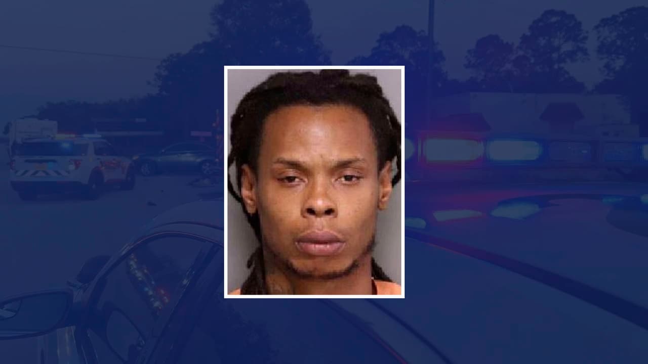 Los oficiales que llegaron al lugar encontraron a Richard Myron Ham, de 39 años, quien estaba armado con dos barras metálicas y quien se rehusó a seguir las indicaciones que le dieron, por lo que se le disparó con un arma eléctrica táser, la cual no surtió efecto.