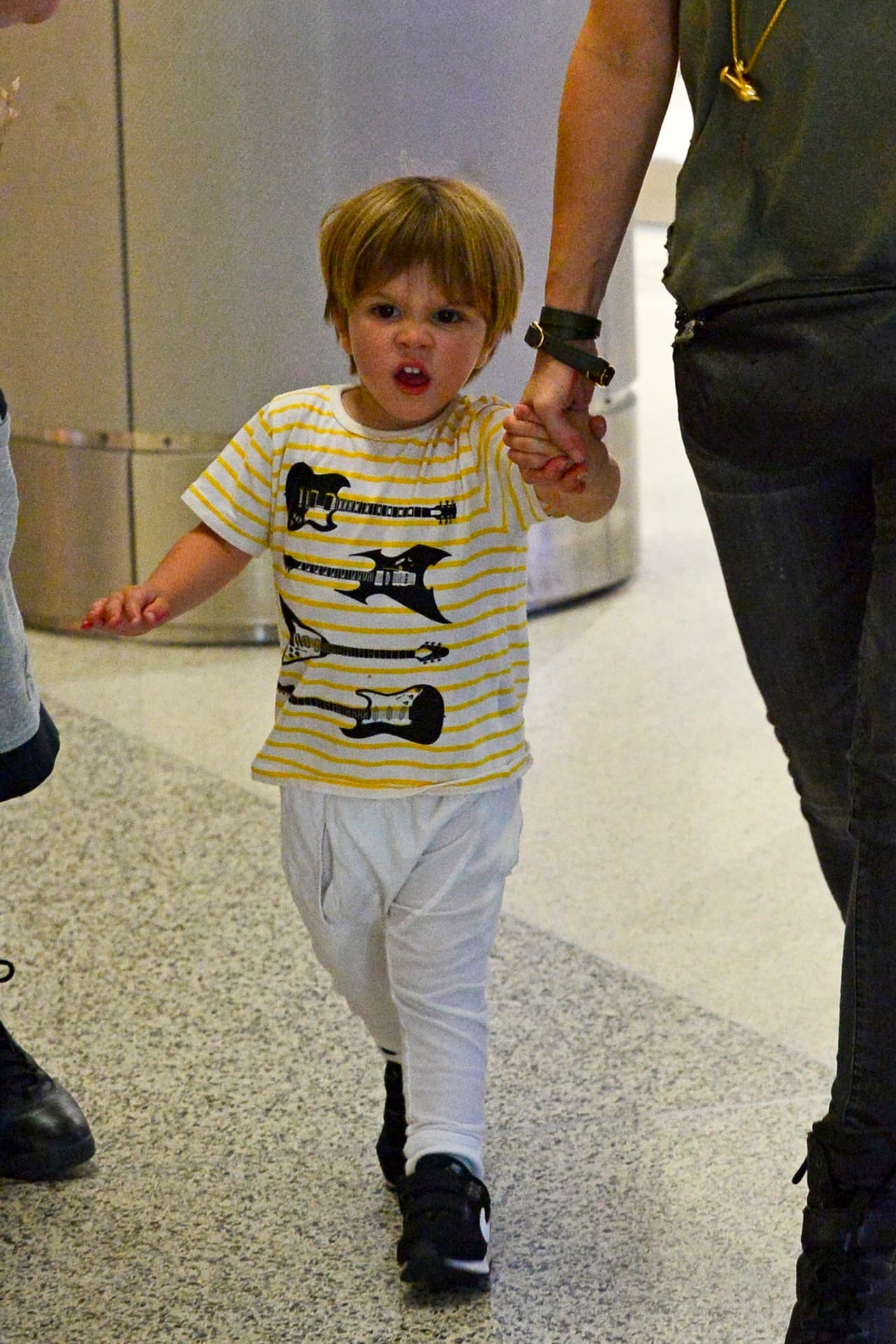 Sasha comenzó a hacer gestos y caras a los paparazzi.