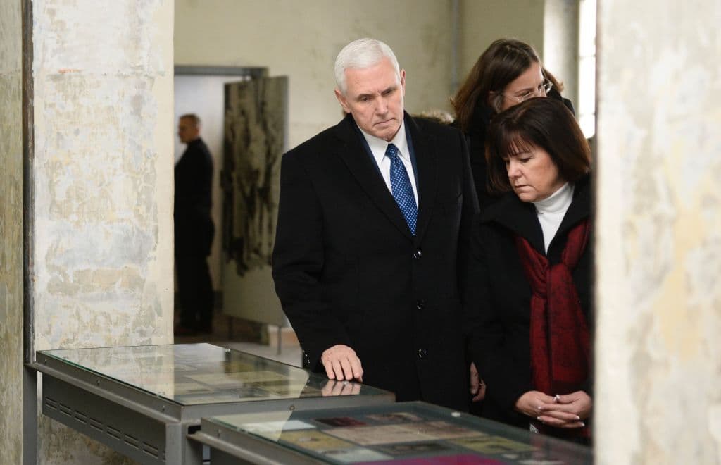 Pence usó un correo privado para asuntos oficiales como gobernador de Indiana y fue blanco de ciberataque