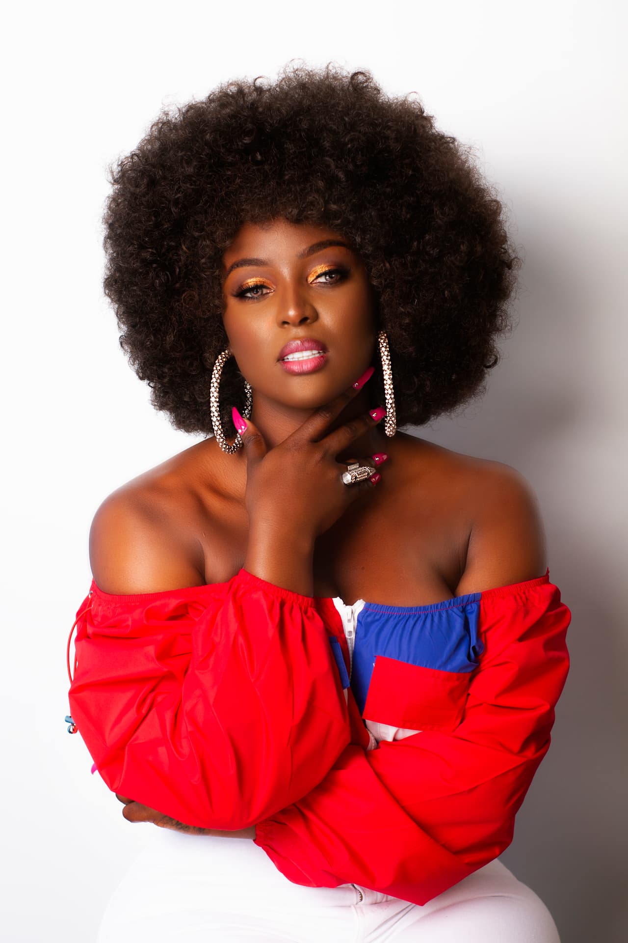 Amara 'La Negra', reportera backstage.