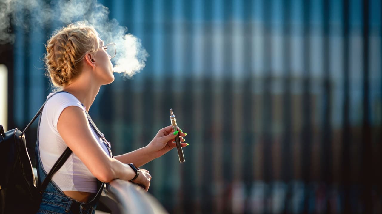 En un movimiento clave para la salud pública,
<b> <a href="https://www.dallascitynews.net/dallas-city-council-approves-vaping-ordinance-to-protect-public-health-and-improve-air-quality" target="_blank">el Concejo de la Ciudad de Dallas aprobó el 11 de diciembre una ordenanza</a> que prohíbe el uso de vapeadores y cigarrillos electrónicos en todos los lugares donde ya está prohibido fumar.</b>
