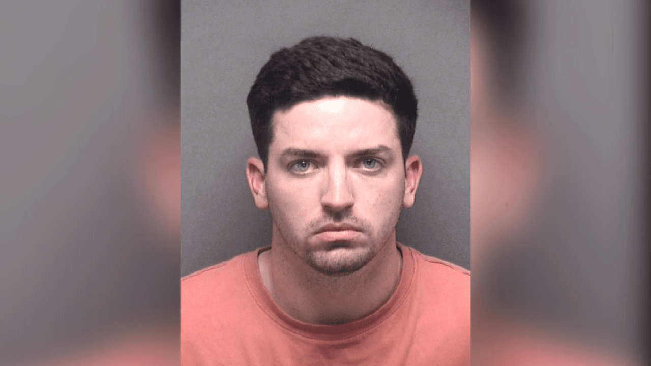 James Brennand, oficial que le disparó a Erik Cantú cuando comía hamburguesa.