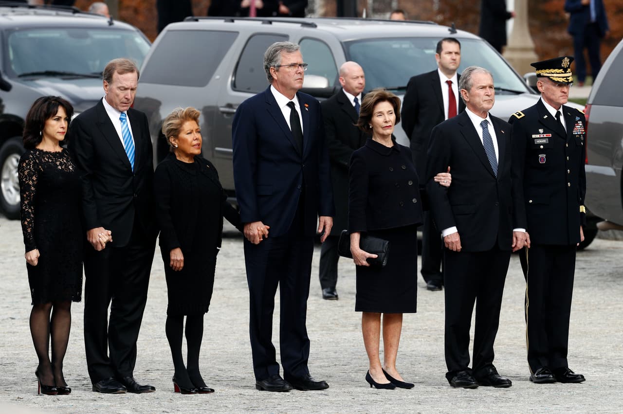 La familia Bush recibió a George H.W. Bush a su llegada a la Catedral Nacional, donde se realizó el funeral de Estado.