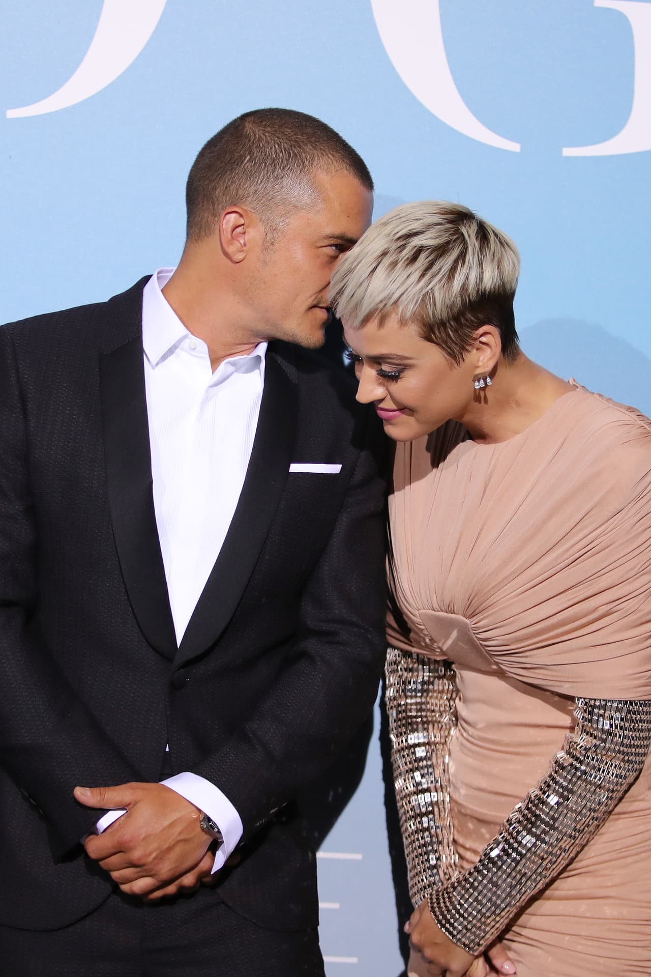 Katy Perry y Orlando Bloom se comprometieron la tarde del jueves 14 de febrero rodeados de docenas de globos en forma de corazones metálicos.
<br>