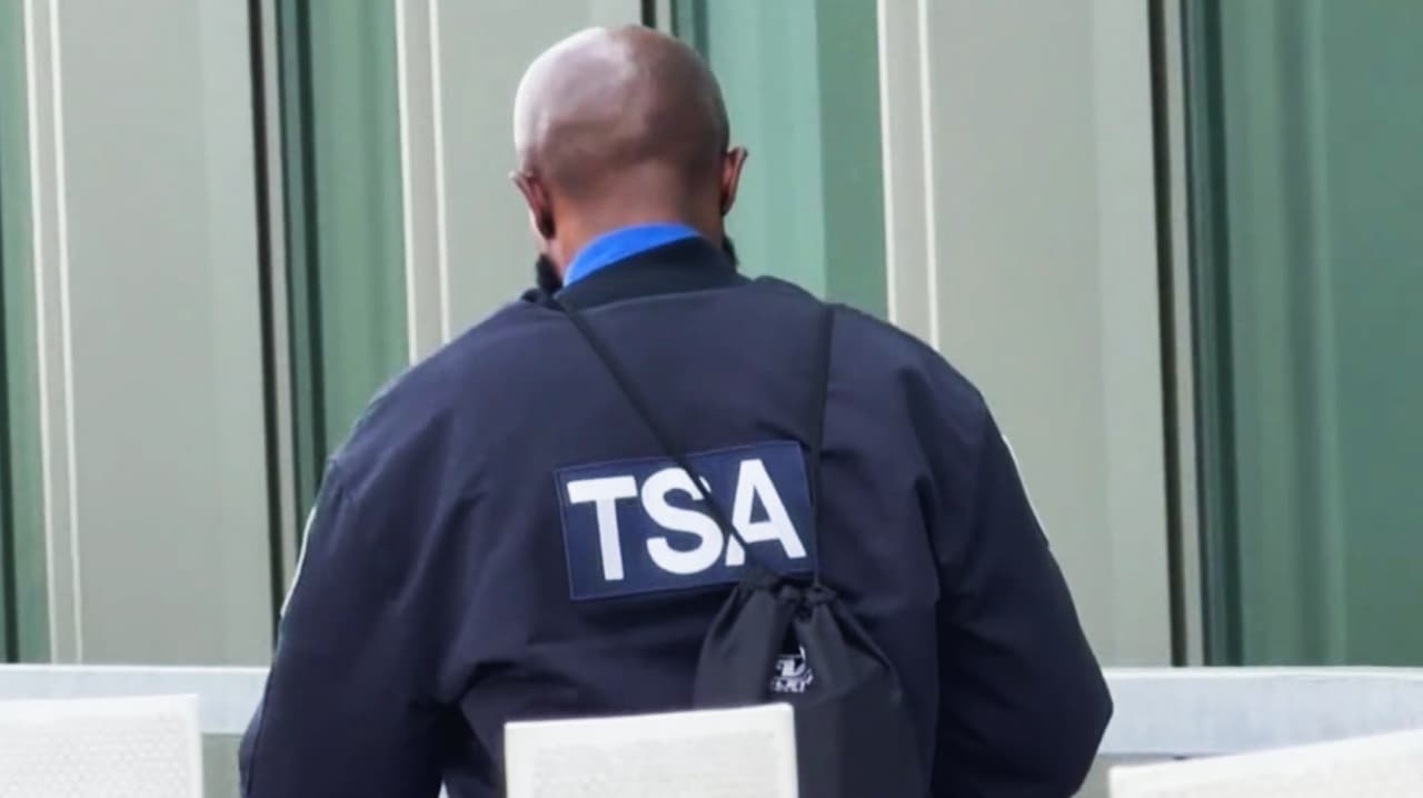 Tras semanas sin cobrar, agentes de TSA en Austin finalmente recibirán su salario