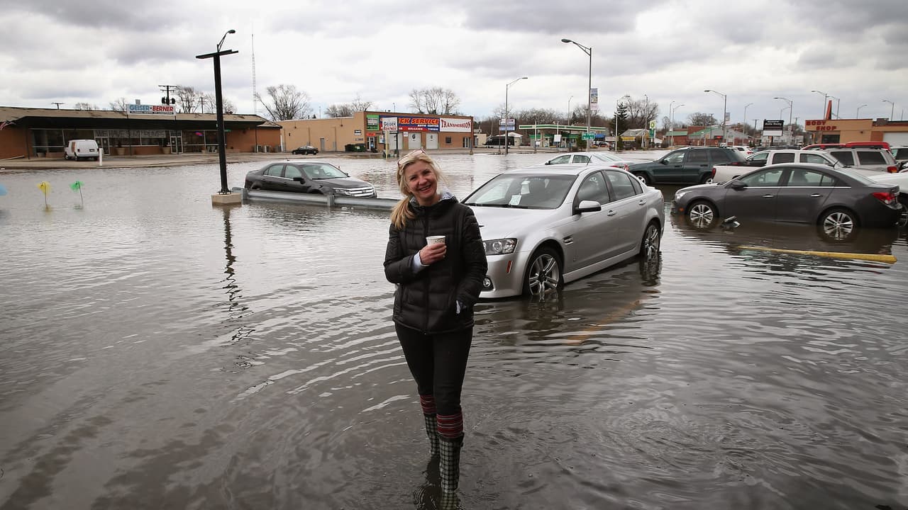 La residente Mariola Wawreszuk revisó los daños en un mall.
