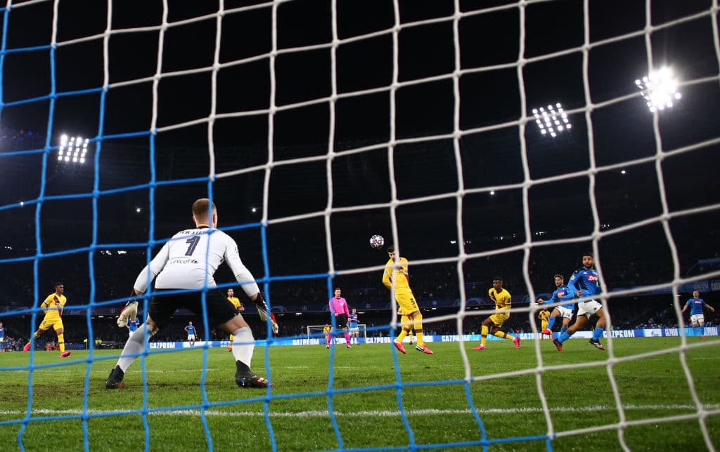 El balón se va al ángulo superior izquiero de Ter Stegen, que sólo observa como entra la pelota en su portería.