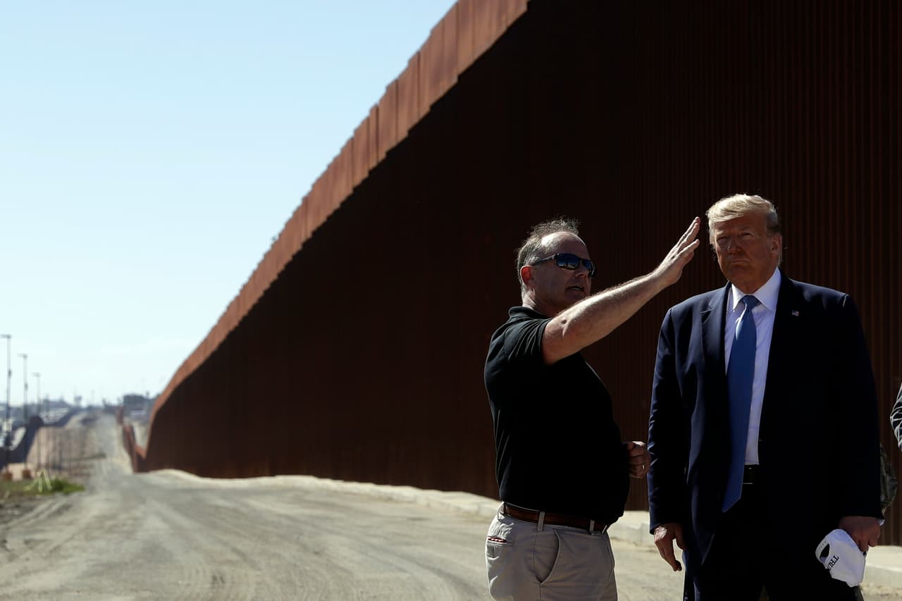 La medida representa la primera vez que el gobierno transfiere tierras basándose en una declaración emergencia para la construcción de barreras fronterizas, indicó AP.