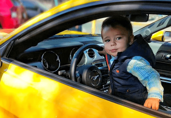 "¿Alguien quiere un aventón en mi Mustang amarillo?", publicó el 1 de diciembre de 2017.