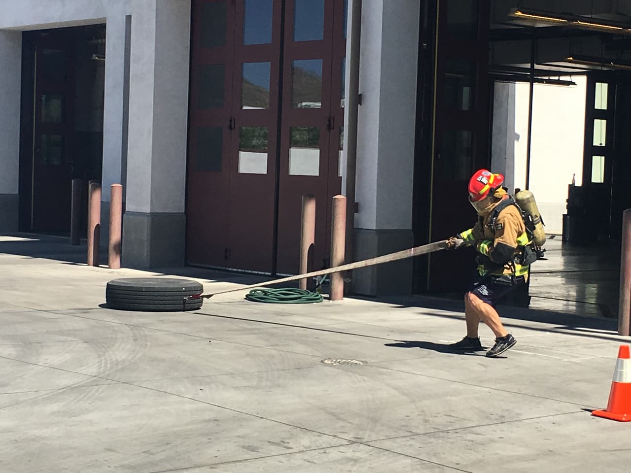 Acróbatas y bomberos se unieron para un reto inusual.