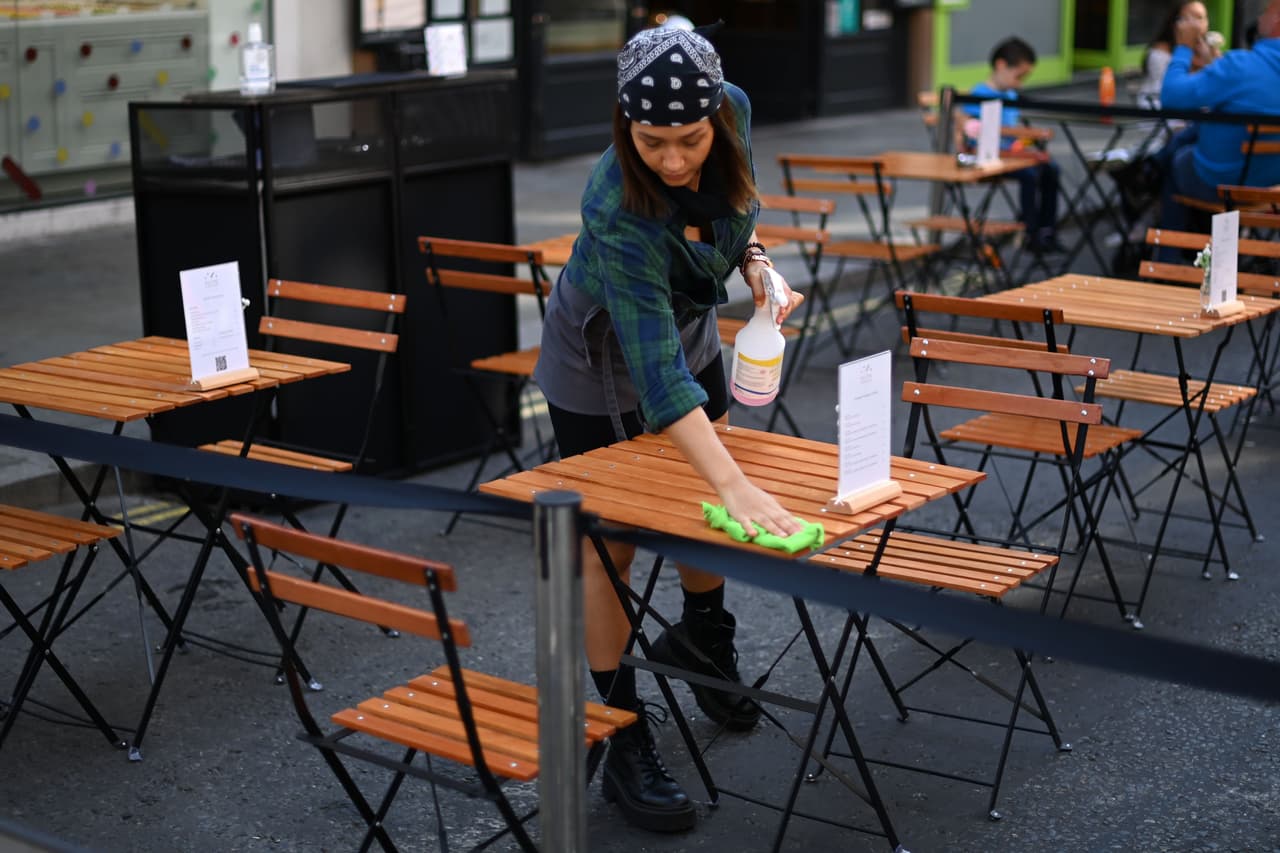 Una trabajadora en un café en Soho, Londres, el 20 de septiembre del 2020.