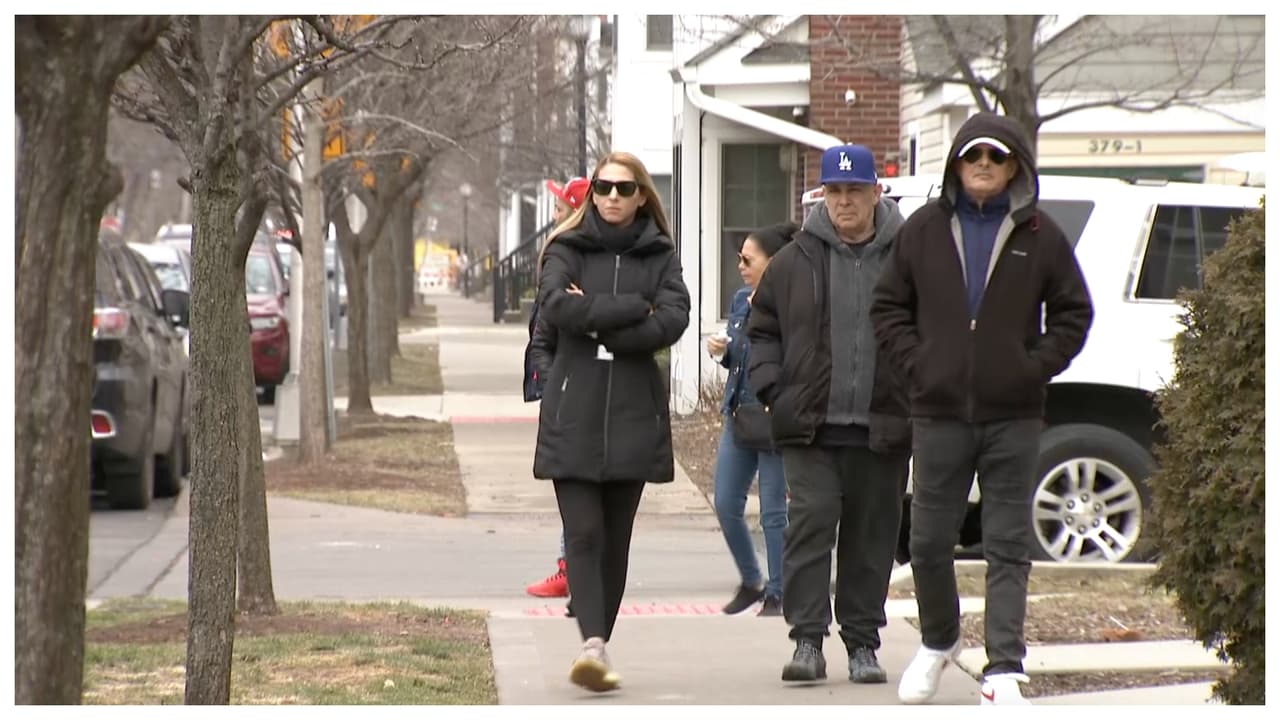 <b>Como eran muy unidos con toda su familia,</b> todos (sus dos hermanas, su madre e incluso su suegra y cuñada)
<b> vivían a unos pasos de distancia </b>en las inmediaciones de la calle 
<b>Van Horne, en Jersey City.</b> “Llevábamos una vida muy tranquila”, dijo su hermana Jenny Taveras hace unos días.