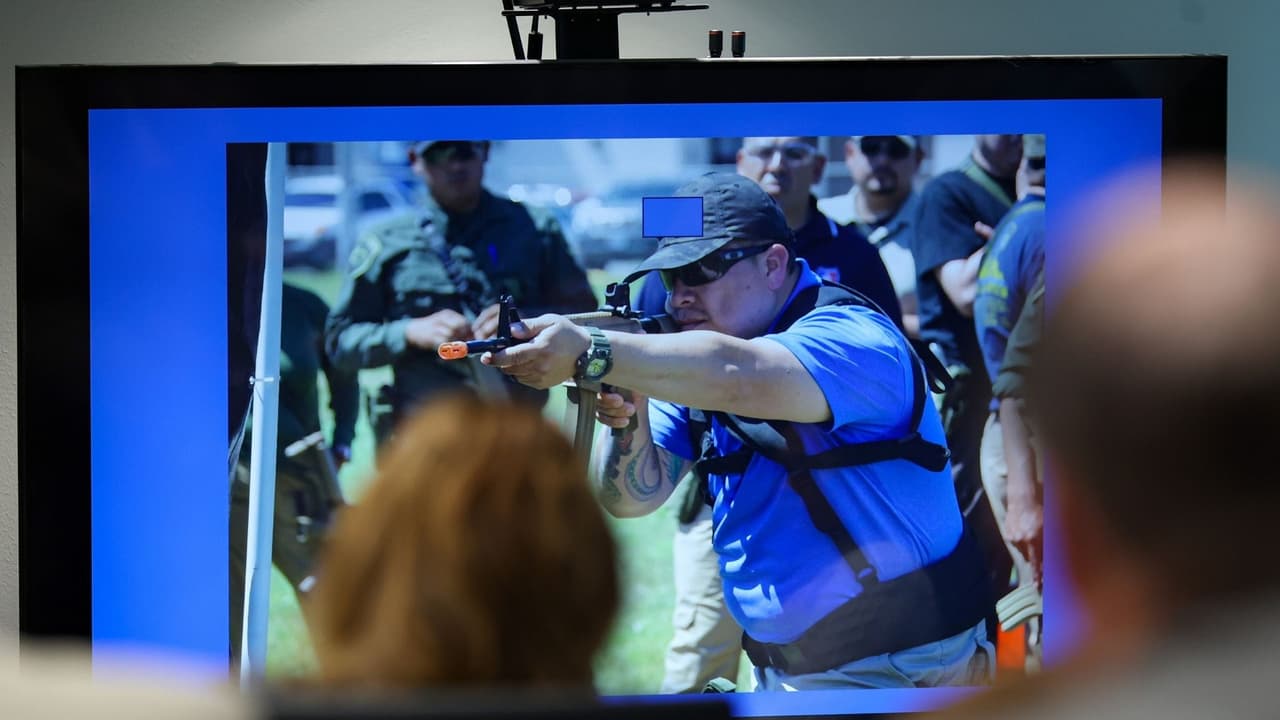 Durante la audiencia, el jurado permaneció atento mientras se reproducían 
<b>audios, videos, documentos y registros clave</b> relacionados con los hechos ocurridos dentro de la primaria Robb.