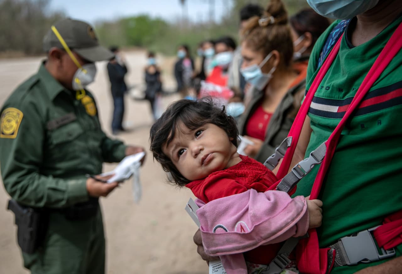 Un agente de la Patrulla Fronteriza detiene a un grupo de indocumentados en Hidalgo, Texas.