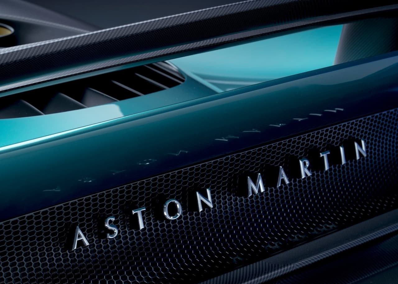 Con un volumen de producción estrictamente limitado a 999 ejemplares durante dos años, el Valhalla amplía la cartera de modelos para reflejar la presencia de Aston Martin en la Fórmula 1.