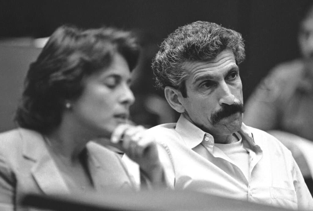 <b>Angelo Anthony Buono Jr.</b>, mejor conocido como "el estrangulador de
<b> </b>Hillside", tomó la vida de al menos 
<b>10 personas</b>.
<br>
<br>Fue condenado junto a su primo por secuestrar, violar, torturar y matar a niñas y mujeres desde finales de 1977 hasta principios de 1978.
<br>
<br>Lo sentenciaron a 
<b>cadena perpetua</b> y murió en prisión en 2002 a los 67 años.