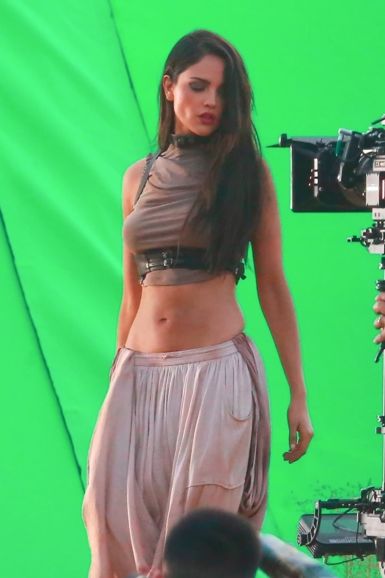 No sabemos el nombre ni la temática del video que estaban filmando pero tanto Justin como Eiza aparecen con la vestimenta sucia y rota.