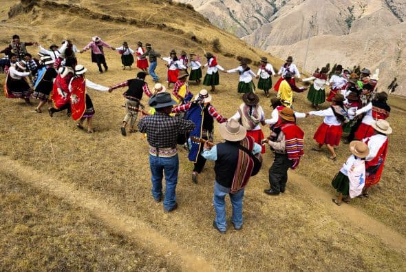 Si el cóndor muriese, ello sería el anuncio de que una inevitable desgracia va a caer sobre la comunidad. Por ello, se trata bien al ave, se la alimenta, da de beber y, adornadas sus alas con cintas de colores, se le otorga la libertad.