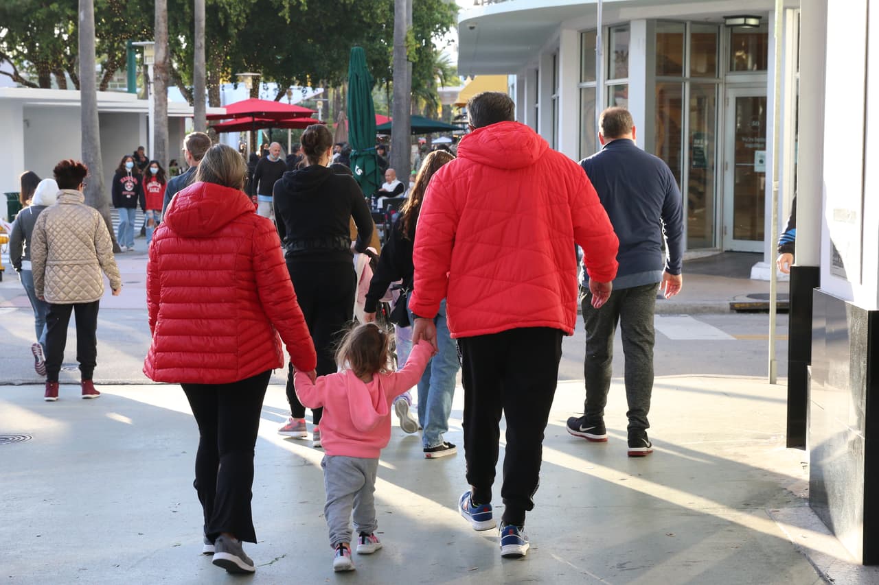 Aprovecha el calor, pero saca los abrigos: viene un frente frío al sur de Florida
