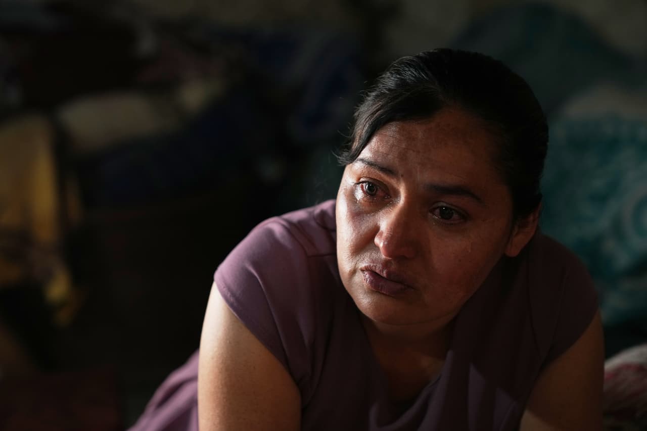 Mirsy Maricela Alva López, una migrante guatemalteca que ha sido separada de su hijo Ederson en dos ocasiones, llora durante una entrevista en la casa de sus padres en San Martín Cuchumatán, Guatemala, el jueves 30 de abril de 2026. (Foto AP/Moises Castillo)