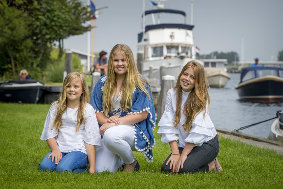 Ellas son las hijas de los reyes de los Países Bajos Willem-Alexander y Maxima. La princesa Catharina-Amalia es la mayor y tiene 14 años, Alexia es la segunda y tiene 12, mientras Ariane tiene 10 años.