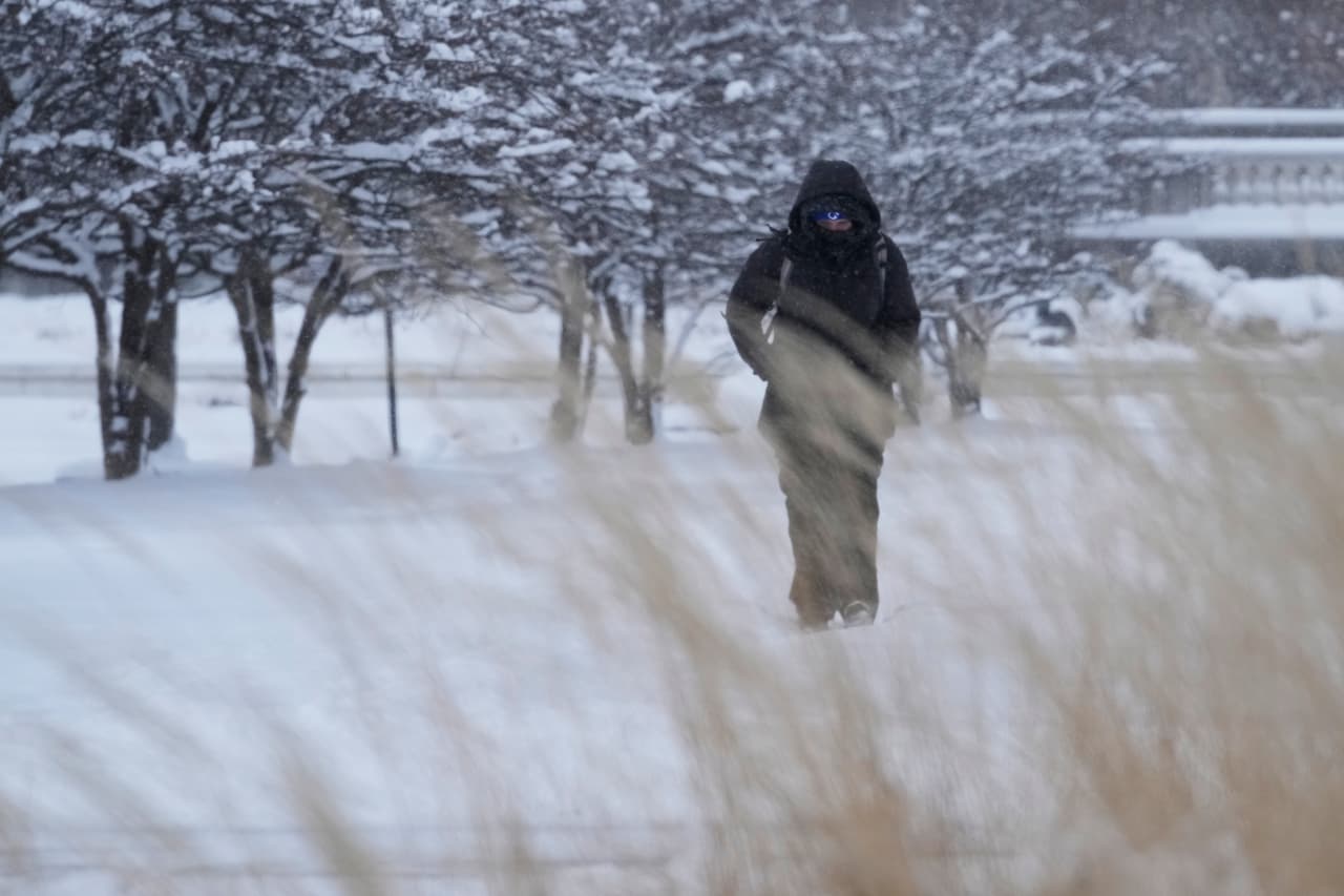De acuerdo con las autoridades meteorológicas, durante las primeras horas del lunes se espera que la sensación térmica descienda a valores de entre 
<b>-20 y -25 grados, </b>producto de temperaturas bajo cero y vientos intensos.