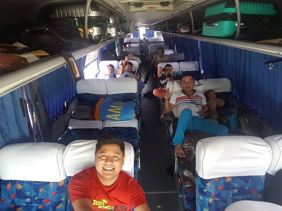 En esta foto de Virgilio Ruíz se veía lo felices que estaban por viajar en su propio transporte, que aunque no es de los más costosos y modernos, es su orgullo porque lo adquirieron a base de su esfuerzo y de su trabajo.