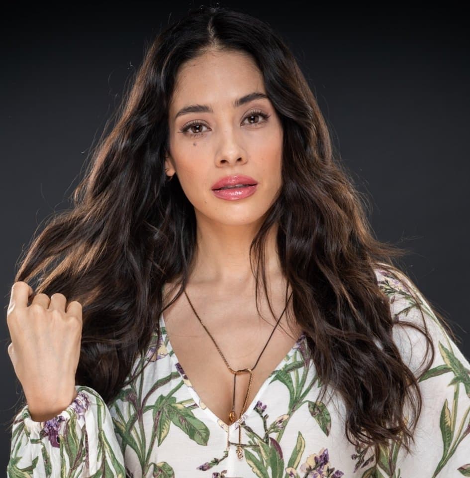 Saltó a la fama a los 22 años, cuando formó parte del reality show 'La Academia'. Participó en la sexta generación, transmitida en 2008.