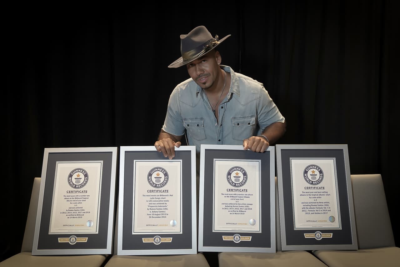 El bachatero de origen dominicano se convirtió en el
<b>solista tropical con la mayor cantidad de discos vendidos</b>, según un
<a href="https://www.guinnessworldrecords.es/news/2019/10/romeo-santos-se-estrena-como-recordista-oficial-de-guinness-world-records-595667" target="_blank">comunicado</a> de Guinness World Records.