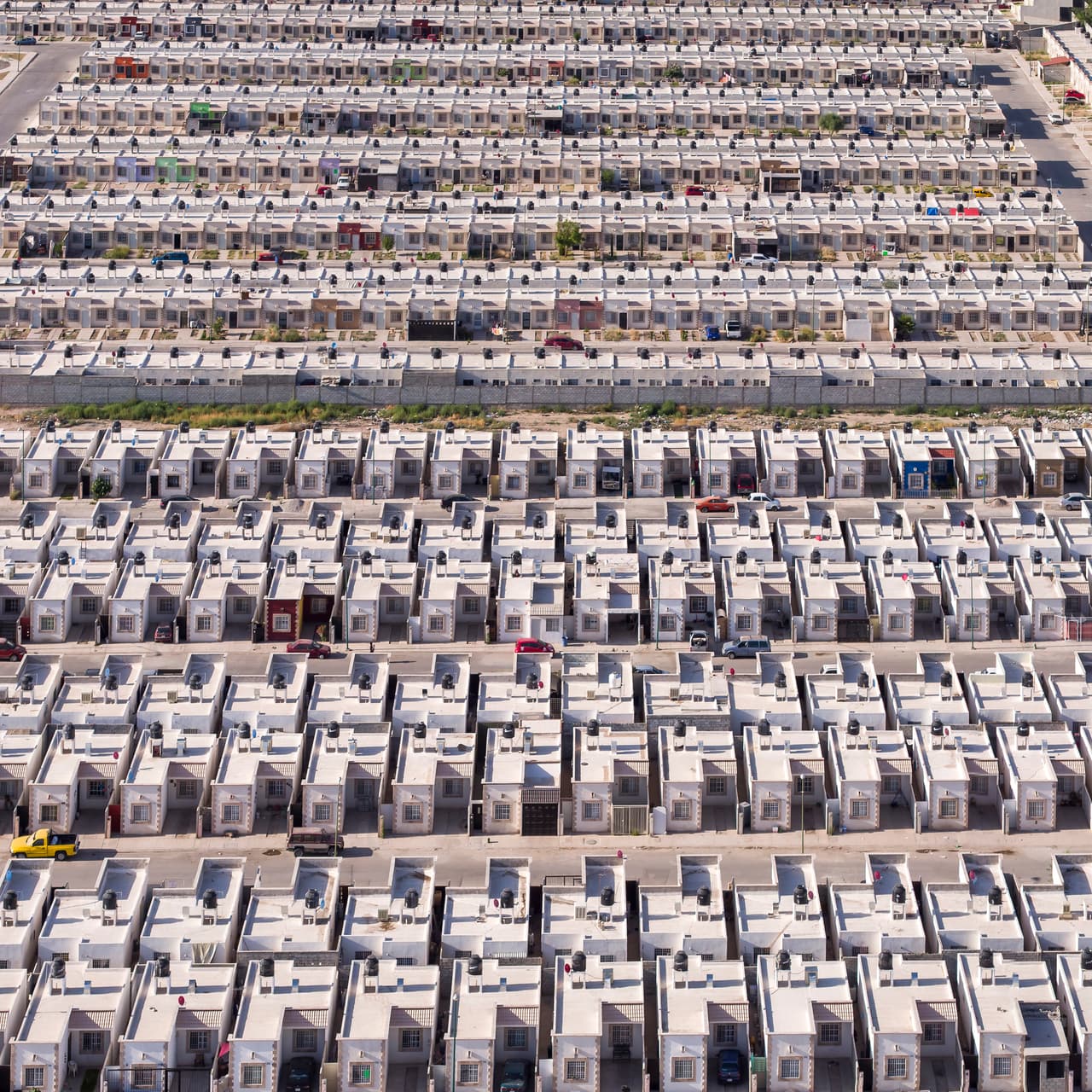 El trabajo del arquitecto Jorge Taboada puede verse en su cuenta de Instagram @jorgetaboada. Allí mezcla su gusto por las perspectivas, las formas repetidas, la arquitectura y la denuncia. “Me gusta hacer las fotografías cuando las casas apenas están siendo entregadas, antes de mutar”, dice sobre su serie “Alta Densidad” el arquitecto.
