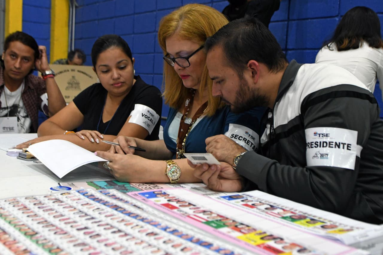 A las 7:00 de la mañana de esta domingo abrieron los centros electorales en Honduras y en siete ciudades de Estados Unidos.
