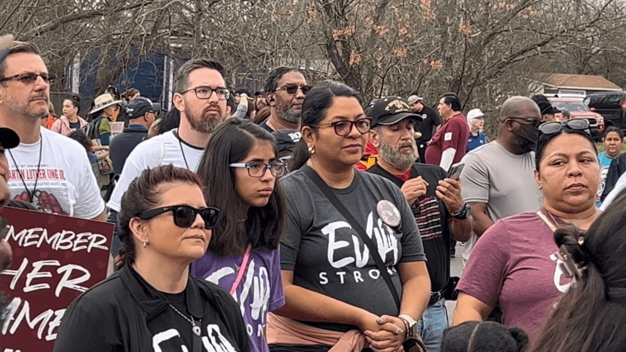 Algunas personas fueron para recordar a Eva Mireles, una de las dos maestras que murieron durante la masacre en la Escuela Primaria Robb.