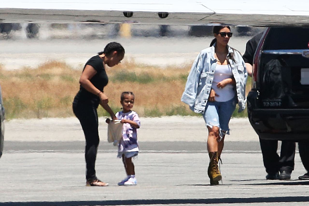 Aunque se editó el nombre para respetar su privacidad, Kim le reclamó a su hermana algunos comentarios que hizo hacia la cuidadora de sus hijos y hasta alegó que le gritó. Gracias a esto, pudimos confirmar que la dinastía se ayuda de expertos a la hora de criar a la nueva generación.