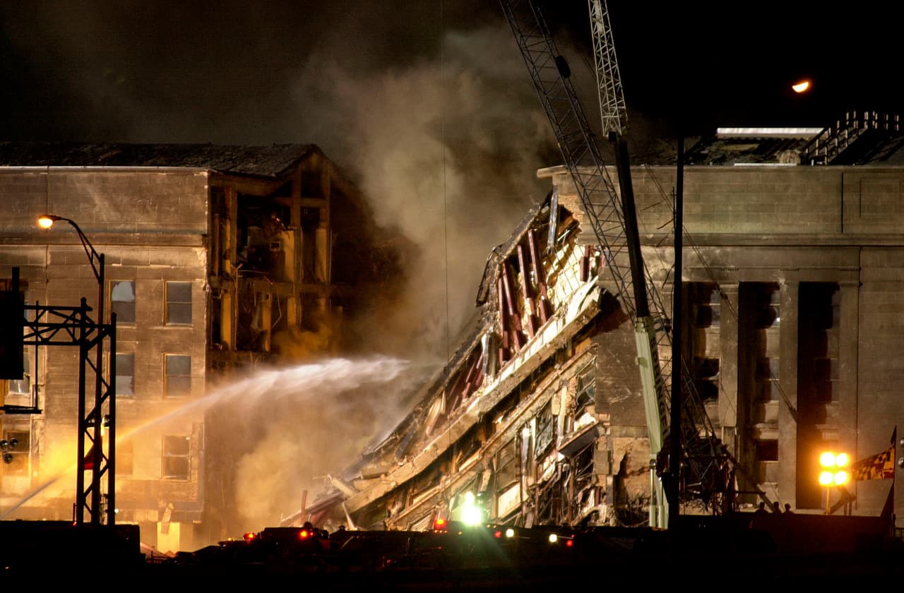 Los bomberos seguían luchando con las llamas en el Pentágono, dos días después del ataque del 11 de septiembre.
<br>