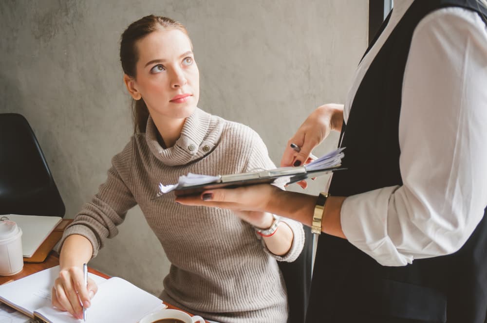 El peligro está en tratar de resolver en un momento lo que lleva más tiempo. Lo que suele ser precipitación, procrastinación. Eso no suele ir contigo pero se te acercarán personas alborotadores que insistirán en molestarte. Como un jefe nervioso que esté encima de ti y te saque de quicio. O una persona en tu entorno que te dice cómo hacer las cosas. Que no te saquen de tu centro emocional.
<br>