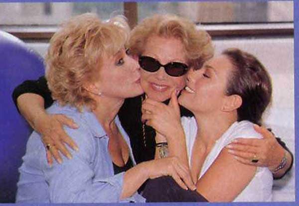 Doña Yolanda Miranda, madre de ambas, siempre fue motivo de peleas entre las hermanas, pues en varias ocasiones la señora reconoció de manera pública que Thalía era su hija favorita.